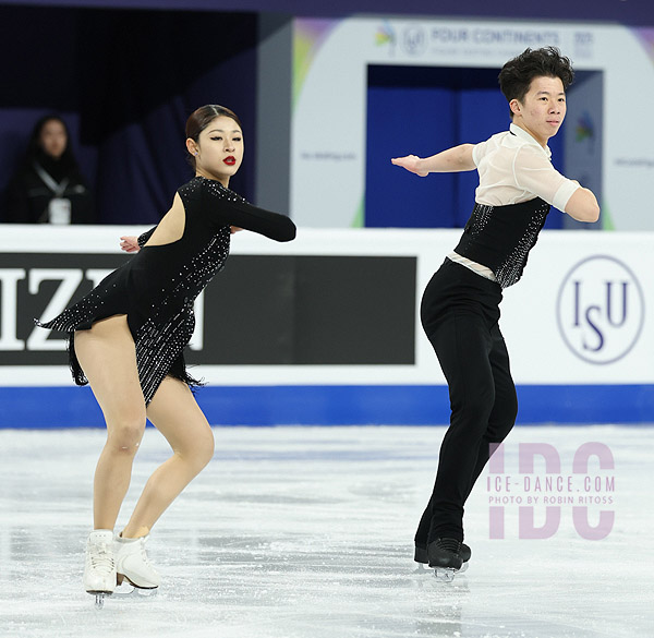 Zixi Xiao & Linghao He (CHN)