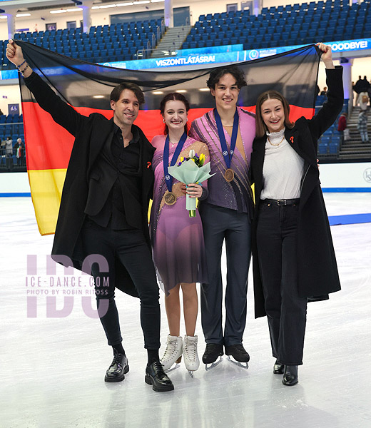 Grimm & Savitsky with coaches Matteo Zanni and Katharina Müller