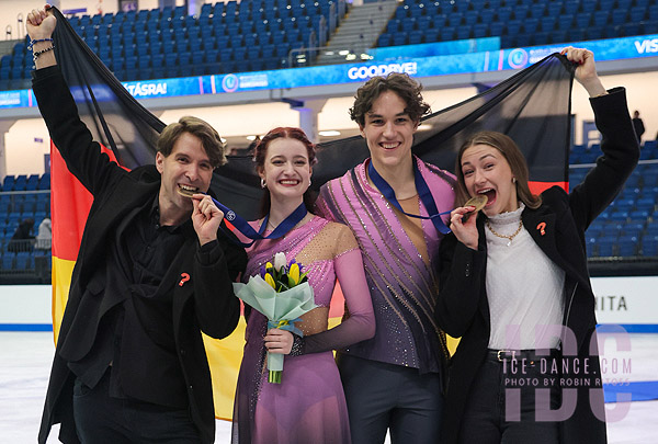 Grimm & Savitsky with coaches Matteo Zanni and Katharina Müller